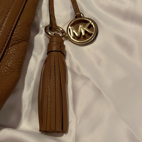 Michael Kors - “Lydia” hobo in Acorn/ soft tan/brown Questions just ask - Picture 2 of 13